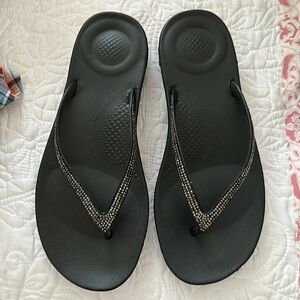 fitflop flip flops - never worn, size 8, black crystal straps